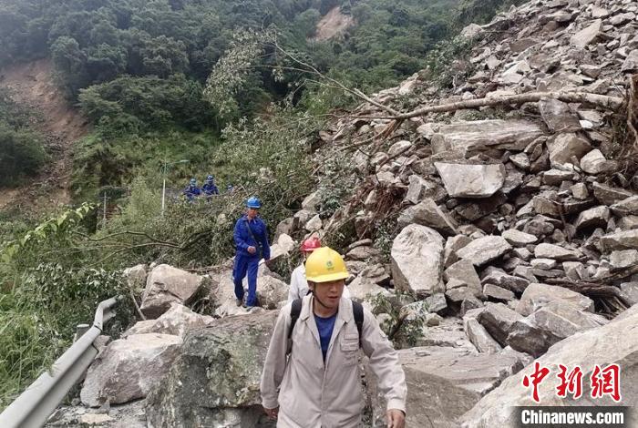電力搶險(xiǎn)人員徒步通過垮塌路段?！∷拇娏﹫D
