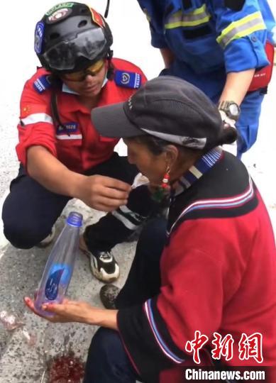 筠連筠愛青年應(yīng)急救援隊救援人員正在為傷員傷口清理?！∈茉L者供圖