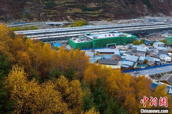 正在建設(shè)的成蘭鐵路松潘站?！⒅铱?攝