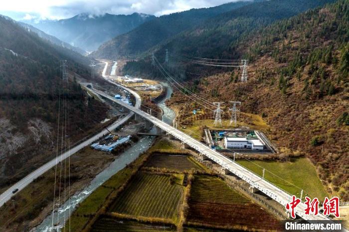 穿越山谷的成蘭鐵路川主寺至黃勝關(guān)段?！⒅铱?攝