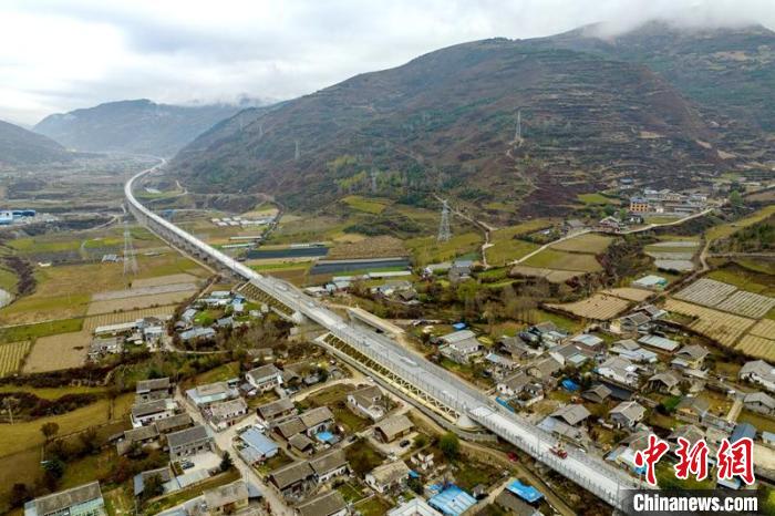 成蘭鐵路松潘右所屯岷江雙線特大橋?！⒅铱?攝