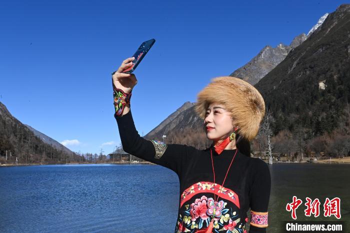 游人在畢棚溝景區(qū)拍照留念。　安源 攝
