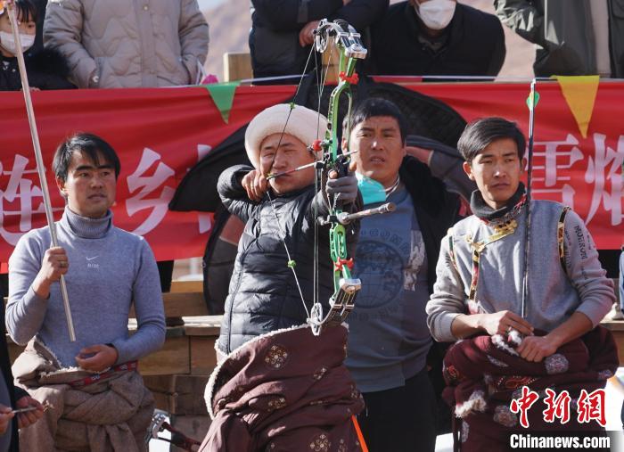圖為藏族民眾比拼射箭技藝。　馬銘言 攝