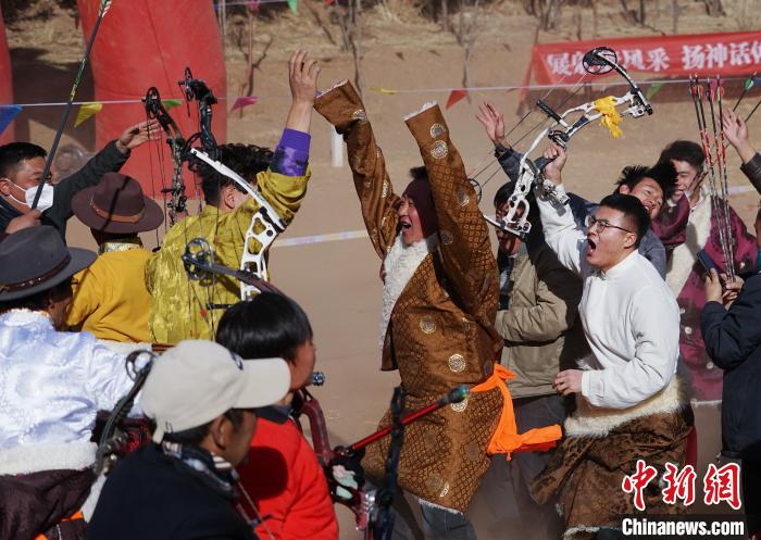 圖為藏族民眾跺腳歡呼慶祝弓箭手射中靶心。　馬銘言 攝