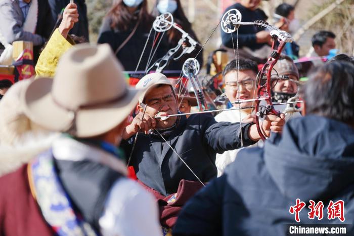 圖為藏族民眾比拼射箭技藝?！●R銘言 攝