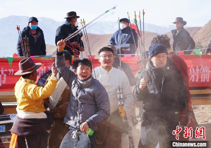 圖為藏族民眾跺腳歡呼慶祝弓箭手射中靶心?！●R銘言 攝