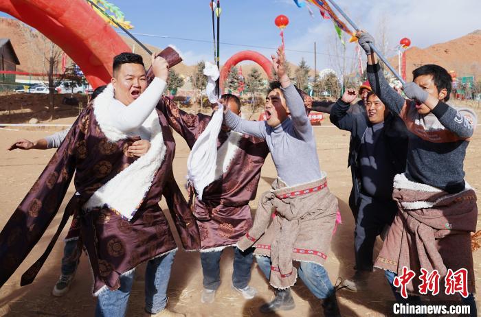 圖為藏族民眾跺腳歡呼慶祝弓箭手射中靶心?！●R銘言 攝