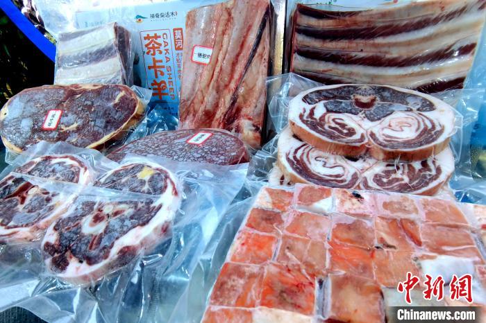 圖為前來(lái)參展的柴達(dá)木肉類?！±铍h 攝