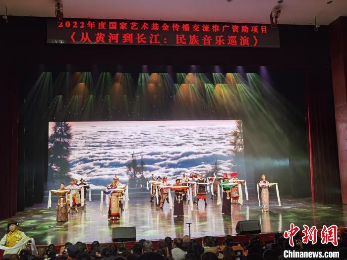 圖為演出現(xiàn)場(chǎng)?！∨擞隄?攝