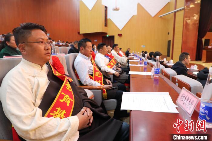 圖為玉樹州民族團(tuán)結(jié)進(jìn)步創(chuàng)建工作推進(jìn)會(huì)現(xiàn)場?！『F龍 攝