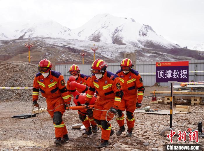 圖為地震實戰(zhàn)拉動現(xiàn)場，參演人員正在轉(zhuǎn)移受傷人員?！∮駱湎拦﹫D