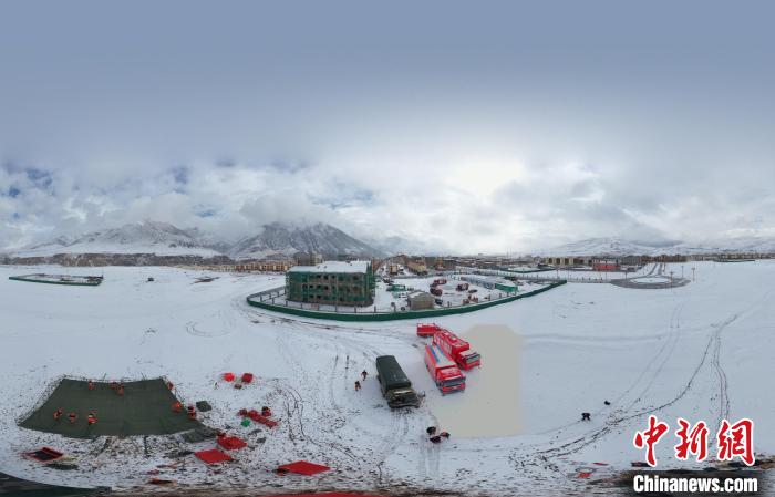 圖為地震實戰(zhàn)演練現(xiàn)場全景?！∮駱湎拦﹫D
