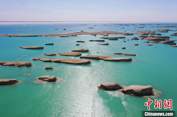 航拍青海大柴旦烏素特水上雅丹奇特景觀。　馬銘言 攝
