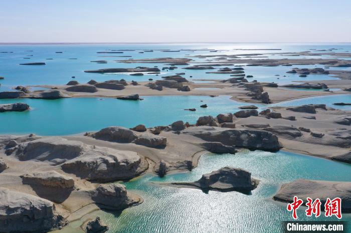航拍青海大柴旦烏素特水上雅丹奇特景觀?！●R銘言 攝