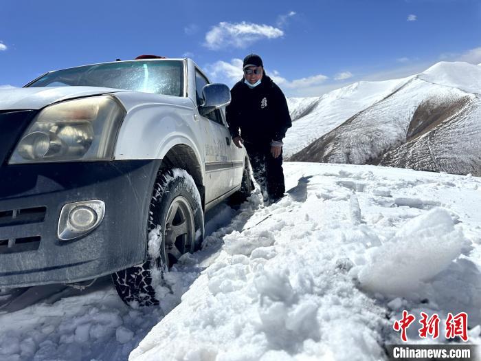 圖為生態(tài)管護人員準(zhǔn)備在雪地推車?！《“瓦_杰 攝