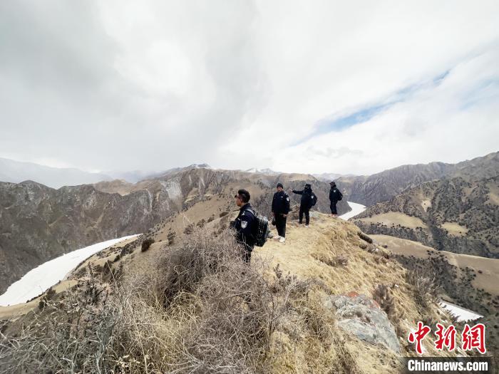 圖為曲麻萊縣崗當(dāng)村的生態(tài)管護人員開展巡護?！《“瓦_杰 攝