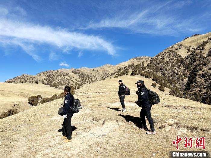 圖為生態(tài)管護人員開展巡護?！《“瓦_杰 攝