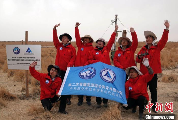 經(jīng)過不懈努力，格爾木濕地站終于建成，第二次青藏科考中科院空天院分隊(duì)向航拍無人機(jī)揮手合影?！?lt;a target='_blank' href='/'><p  align=