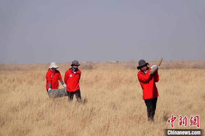 格爾木濕地站建設(shè)過程中，第二次青藏科考中科院空天院分隊(duì)隊(duì)員化身搬運(yùn)工，在高原上開展體力勞動(dòng)。　<a target='_blank' href='/'><p  align=