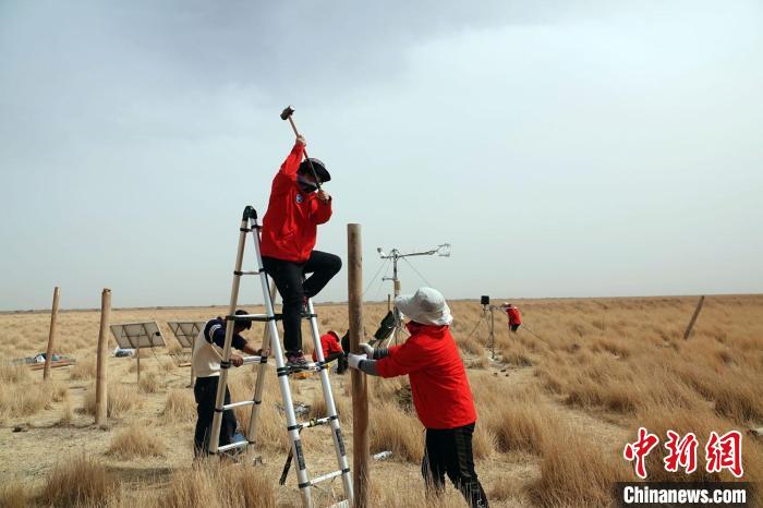 格爾木濕地站建設(shè)過程中，第二次青藏科考中科院空天院分隊(duì)隊(duì)員揮錘安裝防護(hù)欄?！?lt;a target='_blank' href='/'><p  align=