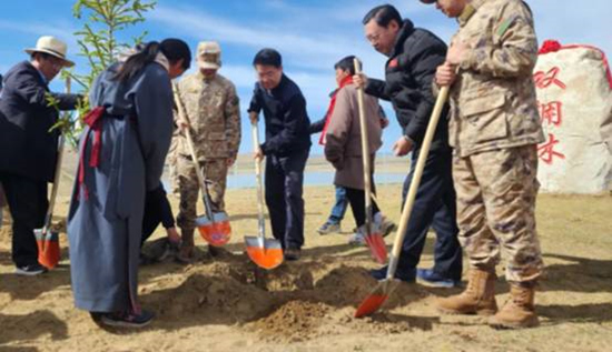 保護黃河干支流域生態(tài)，軍地共建“雙擁林”防護帶。四川省退役軍人事務(wù)廳供圖