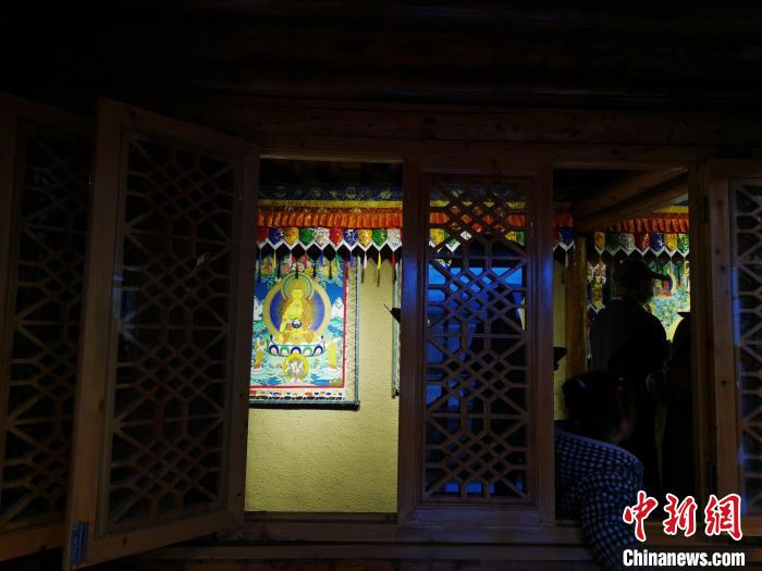 圖為作為展廳的古堡內(nèi)一座土木二層結(jié)構(gòu)“廊房式”建筑?！?zhí)砀?攝