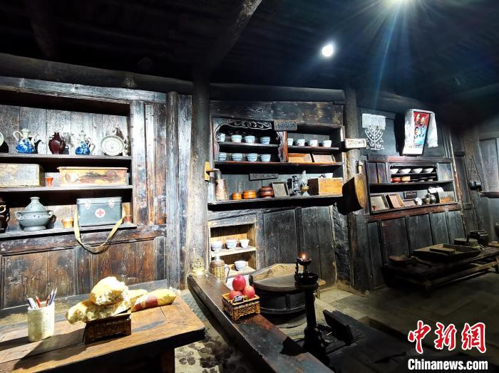 圖為古堡內(nèi)生活場景展示。　張?zhí)砀?攝