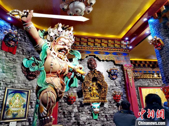 青海“金色谷地”熱貢：唐卡、泥塑璀璨奪目