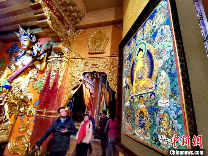 圖為仁俊畫(huà)院內(nèi)的唐卡?！?zhí)砀?攝