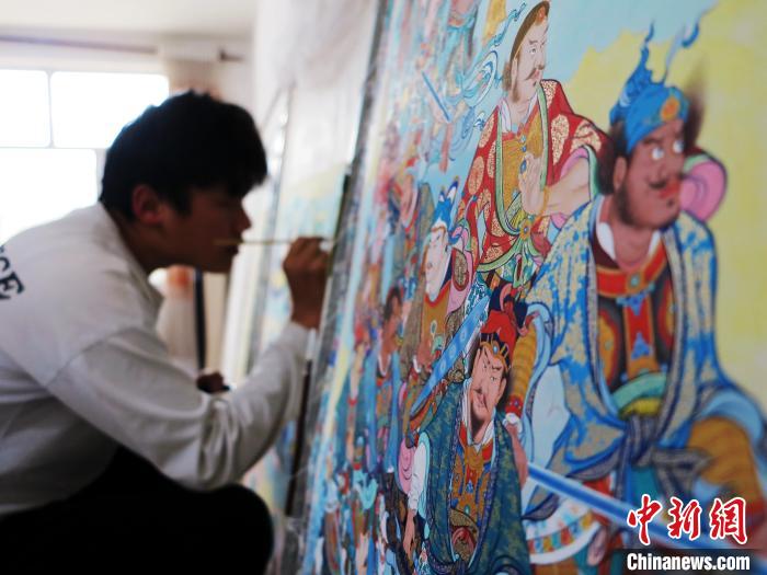 圖為熱貢龍樹畫苑內(nèi)的學(xué)徒繪畫唐卡?！?zhí)砀?攝