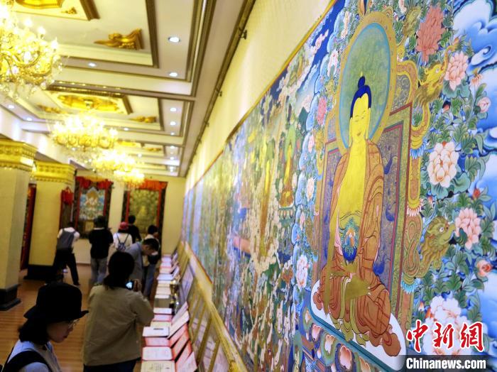 圖為熱貢龍樹(shù)畫(huà)苑內(nèi)的唐卡?！?zhí)砀?攝