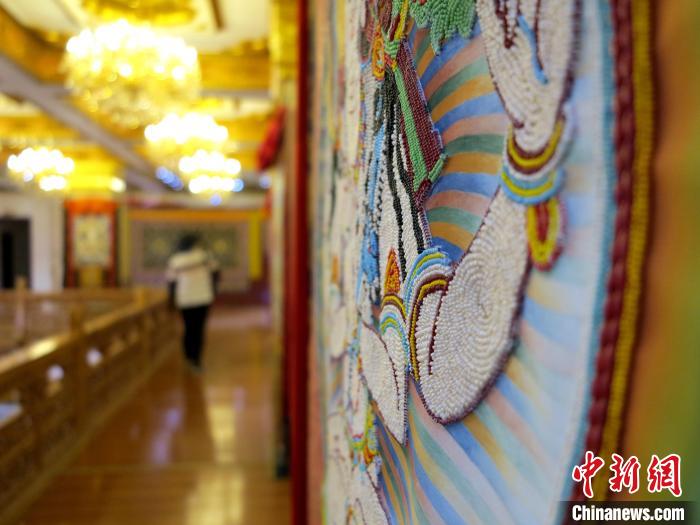 圖為黃南州同仁市熱貢龍樹(shù)畫(huà)苑內(nèi)的珍珠唐卡?！?zhí)砀?攝