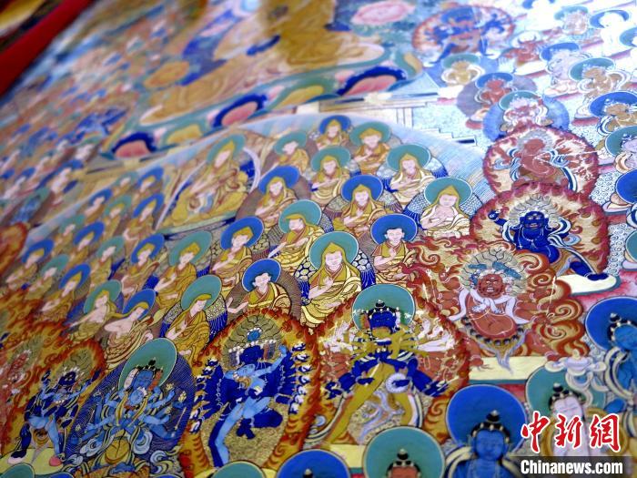 圖為熱貢龍樹(shù)畫(huà)苑內(nèi)展覽的唐卡局部。　張?zhí)砀?攝