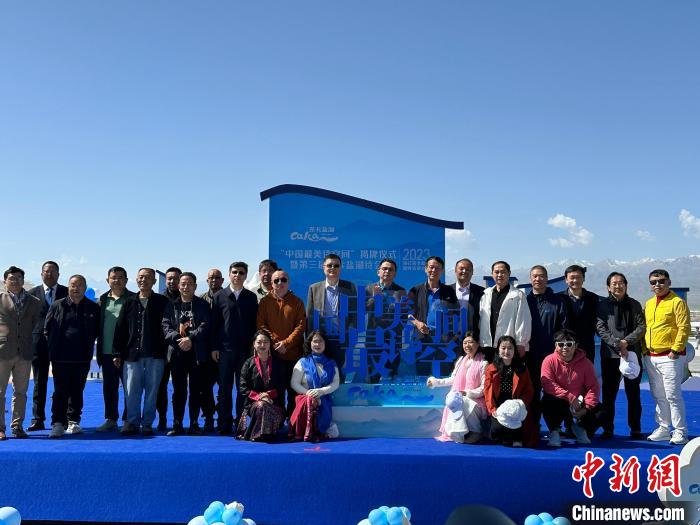 圖為國內眾多詩人在茶卡鹽湖景區(qū)合影。　劉洋 攝