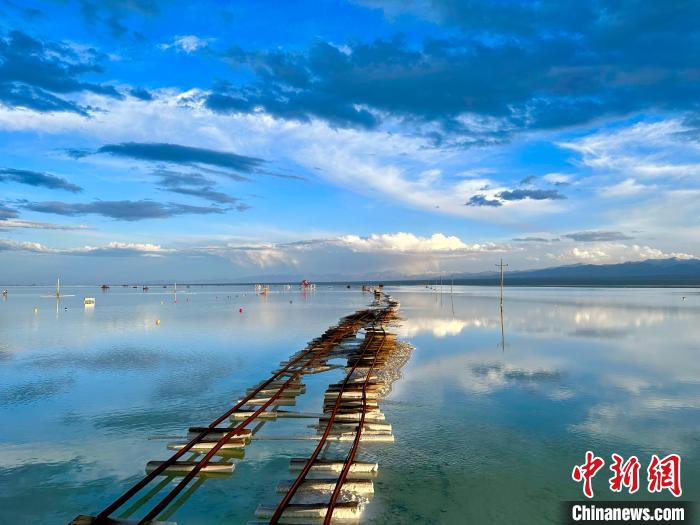 圖為茶卡鹽湖景區(qū)風光。　劉洋 攝