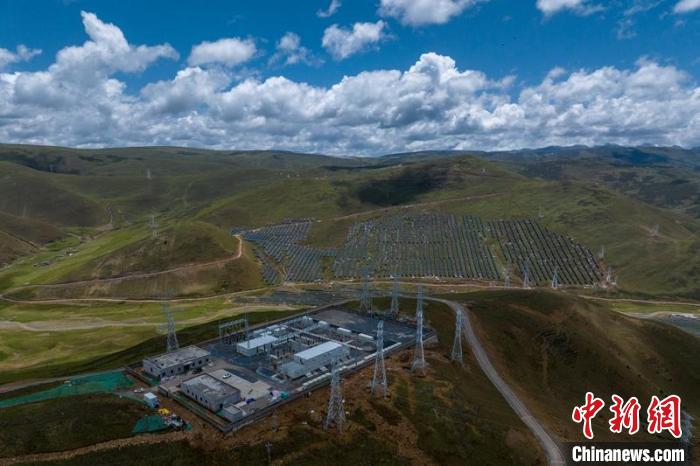 航拍建成投運(yùn)的柯拉一期光伏電站升壓站?！⒅铱?攝