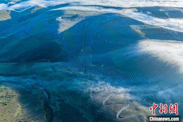 云霧下的柯拉一期光伏電站場一角?！⒅铱?攝