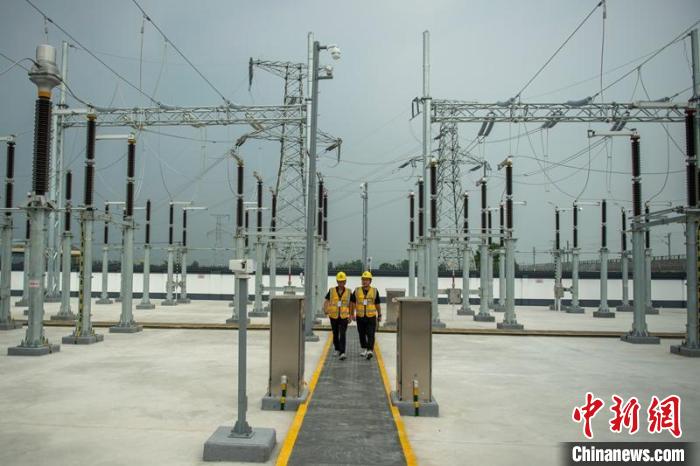 工作人員正在綿竹牽引變電所內(nèi)巡查設(shè)備受電運(yùn)行情況?！⒅铱?攝