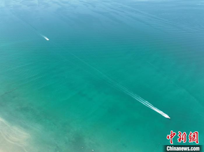 圖為航拍仲夏時(shí)節(jié)，青海湖湖水碧波蕩漾?！∑钤鲚?攝
