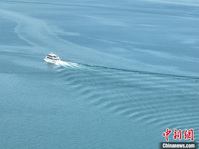 圖為航拍仲夏時(shí)節(jié)，青海湖湖水碧波蕩漾。　祁增蓓 攝