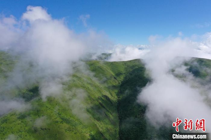 航拍賽來(lái)塘鎮(zhèn)山間云霧繚繞。　馬銘言 攝