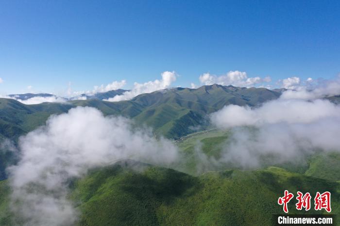 航拍賽來(lái)塘鎮(zhèn)山間云霧繚繞?！●R銘言 攝