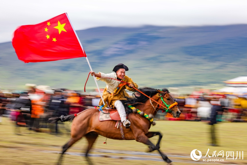 馬術(shù)表演現(xiàn)場(chǎng)。洛絨尼瑪攝