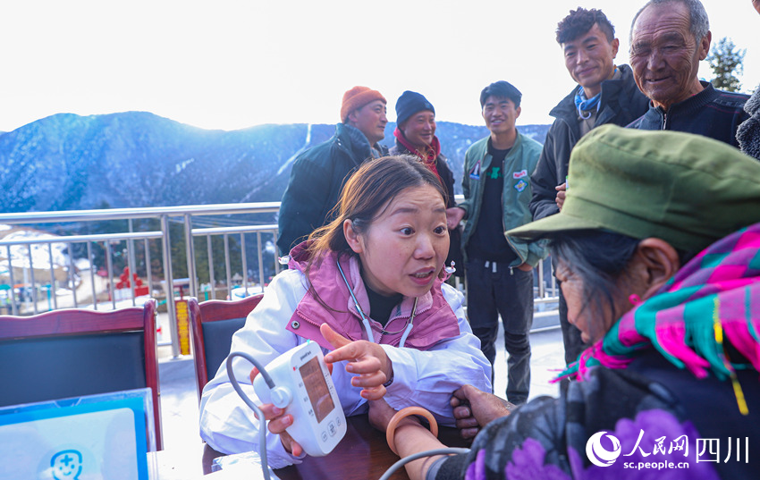 幫扶醫(yī)療小分隊成員為村民義診。劉學(xué)懿攝