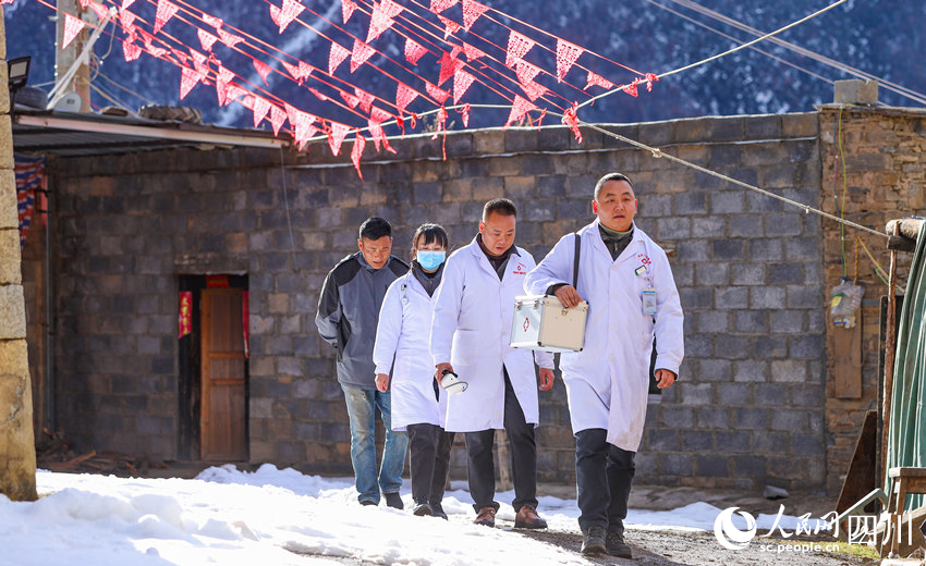 對口幫扶醫(yī)療小分隊行走在雪地里。劉學(xué)懿攝