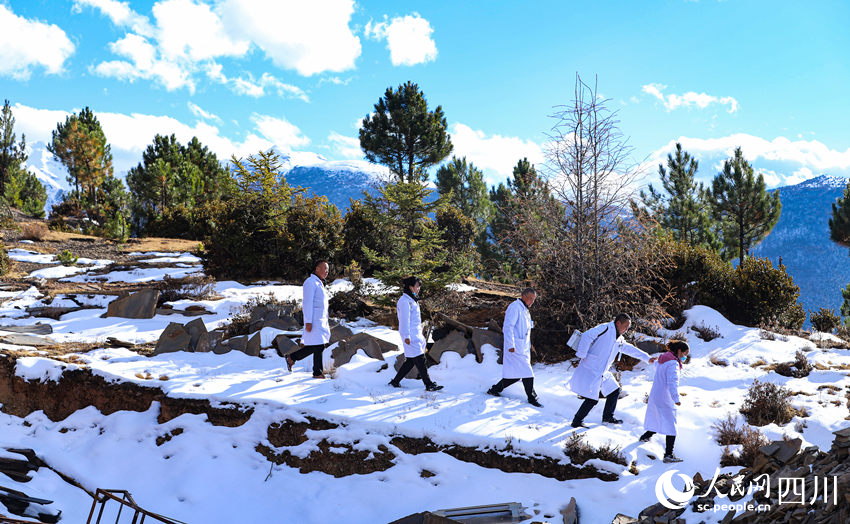 對口幫扶醫(yī)療小分隊行走在雪地里。劉學(xué)懿攝