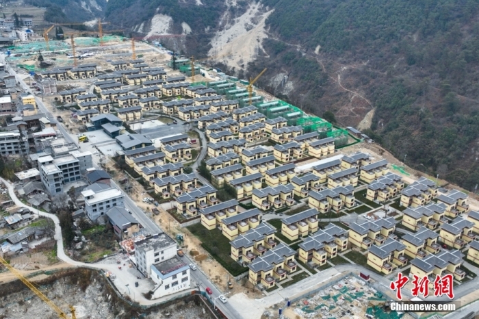 圖為2月1日，瀘定磨西鎮(zhèn)震后重建的安置小區(qū)。(無人機(jī)照片)<a target='_blank' href='/'><p  align=