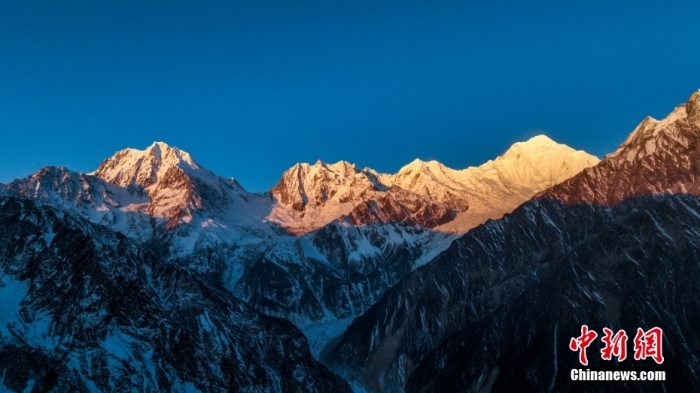 圖為2月1日，清晨陽(yáng)光照在貢嘎雪山上，出現(xiàn)“日照金山”景觀。(無(wú)人機(jī)照片)<a target='_blank' href='/'><p  align=