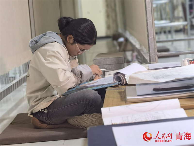 正在學(xué)習(xí)畫(huà)底稿的尕讓旺姆。人民網(wǎng) 陳明菊攝