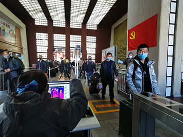 拉薩火車站工作人員對(duì)出站旅客進(jìn)行紅外線測(cè)溫。趙越拍攝.jpg